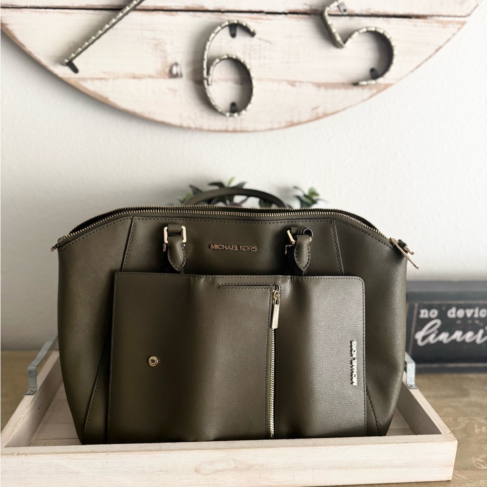 Michael Kors Large Green Satchel with Signature Charm & Matching Wallet Set - Picture 4 of 9